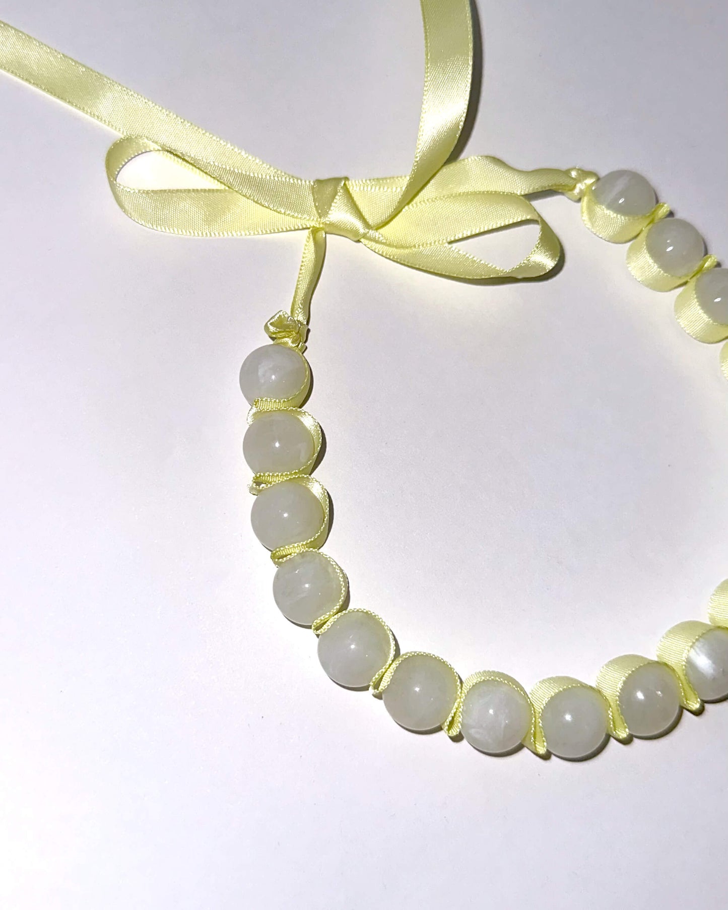 collar lazo amarillo con cuentas grandes blancas