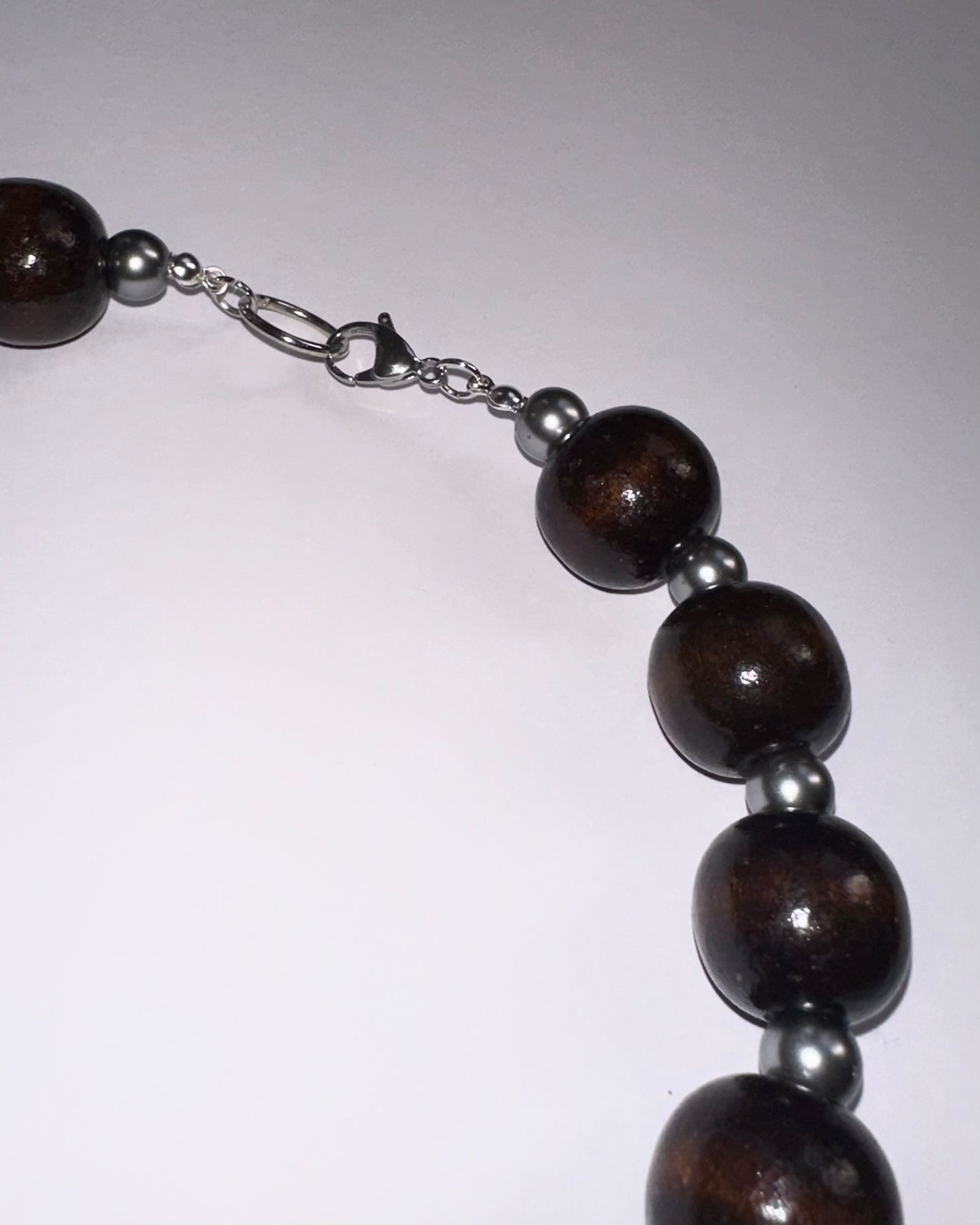 collar bolas madera y vidrio plata