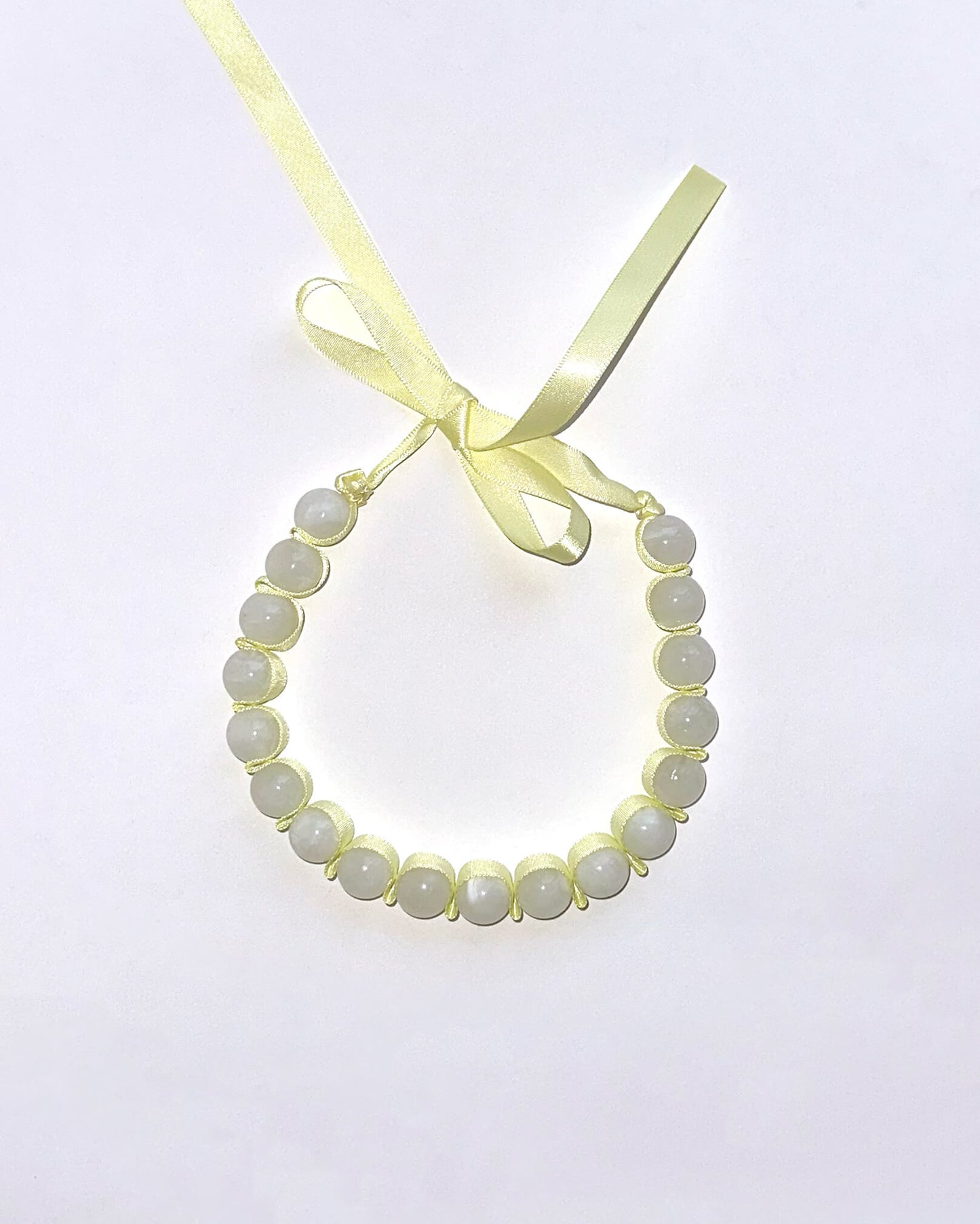 collar lazo amarillo con cuentas grandes blancas