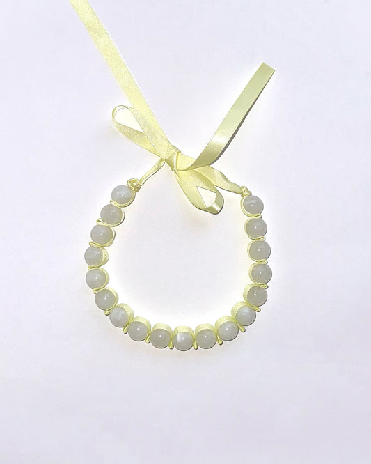 collar lazo amarillo con cuentas grandes blancas